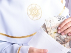 Pieniądze z komunii dziecka. Kto według prawa jest ich właścicielem?