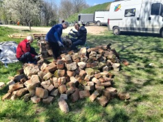 Własnoręcznie ratują pozostałości po Zamku Tarnowskich na Górze św. Marcina