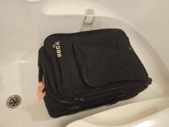 Wchodzę do pokoju i od razu wkładam walizkę do wanny. To chroni mnie przed problemem