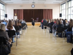 Kard. Grzegorz Ryś spotkał się z uczniami VIII LO. „Spotkanie z Chrystusem prowadzi do Kościoła”