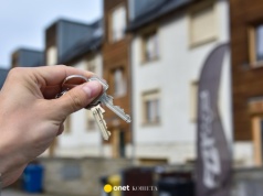 Mieszkańcy rozczarowani segmentami pod Warszawą. "Nie ma nawet gdzie kupić bułek"