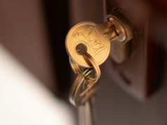 Zostawiasz na noc klucz w zamku w drzwiach? To może być bardzo niebezpieczne