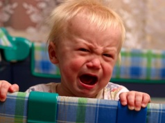 Para sodomitów kupiła sobie dziecko. Teraz je wyśmiewają, gdy płacze za matką