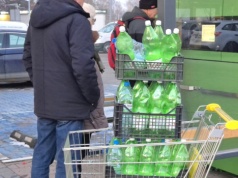 "Wożone powietrze" i milionowe koszty. Rosnące problemy logistyczne systemu kaucyjnego