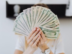 Ile trzeba zarabiać, żeby czuć się bogatym? Odpowiedź jest zaskakująca