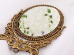 Posyp tym lustro, a miłość cię znajdzie. Prababki mówiły, że warto