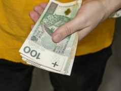 892 zł miesięcznie dla pracujących Polaków. Ten dodatek trafia na konto razem z wypłatą