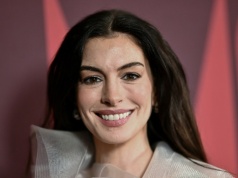 Anne Hathaway bryluje na premierze w prześwitach. Co za kreacja