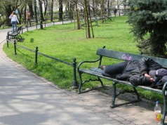 Rocznie przewija się ich przez miasto kilka tysięcy. Jak wygląda twarz krakowskiej bezdomności?