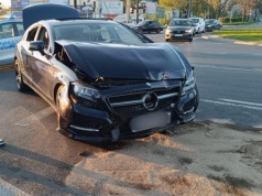 Jeden z kierowców nie patrzył na światła. Zderzenie Mercedesa z Hyundaiem na rondzie przy zamku