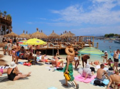 Wojna na Bliskim Wschodzie zmieniła nasze turystyczne nawyki, ale tanie podróże wciąż są możliwe! Jak? Zapiszcie te 5 punktów