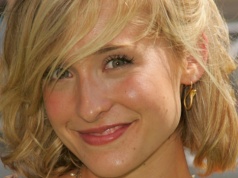 Gwiazda "Tajemnic Smallville" działała w sekcie. Na ciele kobiet wypalała symbol. "Byłam bezduszna"