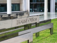 Migranci oszukują, by zostać w UK. Fałszywa przemoc w rodzinie i instrukcje jak kłamać przed Home Office