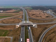 Przybywa samochodów na polskich drogach. GDDKiA zmierzyła, czy się mieszczą