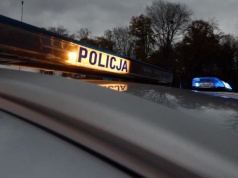 Ponad 2,5 promila i zakazy sądowe nie powstrzymały go przed jazdą. Uderzył w auto i odjechał