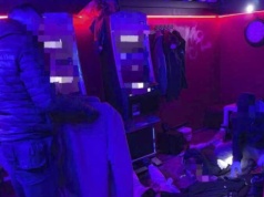 Nielegalny hazard, poszukiwani i narkotyki w jednym z salonów gier