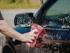 W ten sposób tylko porysujesz lakier. Jak dobrze umyć auto domowym sposobem