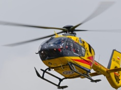 Lisi Las: samochód rozbity po uderzeniu w drzewo. Jedna osoba zakleszczona