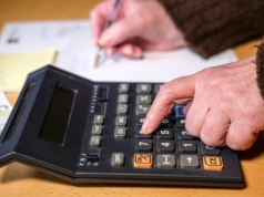 Ten limit przekreśla szanse emeryta na kredyt. Bank mówi stanowcze "nie" i odrzuca wniosek