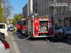 Pożar domu w Śródmieściu. Kilkanaście osób opuściło budynek. Trzy osoby w szpitalu
