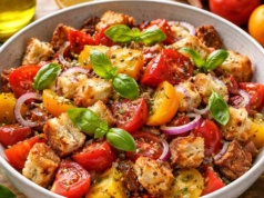 Skuś się na włoską sałatkę. Pyszna panzanella od Jurka Sobieniaka