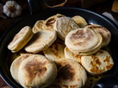 Dodaj sezonowy składnik i wstaw do piekarnika. Mogą zastąpić sklepowe bułeczki na śniadanie