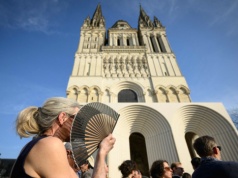 Betonowe UFO przy średniowiecznej katedrze? Skandaliczny remont zabytku