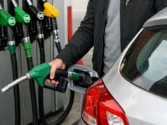 Paliwa tanieją na stacjach. Rynek patrzy na Bliski Wschód i liczy na przełom