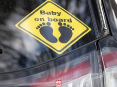 Po co naklejka Baby on Board na samochodzie? Prawdziwy cel jest inny niż myślisz
