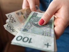 Darowizny od rodziny nie zawsze są zwolnione z podatku. Jeden błąd i zapłacisz