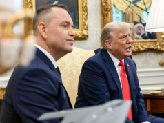 "Trzeba od niego jak najdalej, bo nas zatopi". W PiS nie wiedzą, jak sobie poradzić z tym "geniuszem"