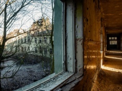 Był zabytkiem, teraz czeka na rozbiórkę. W jego miejscu powstanie 300 mieszkań