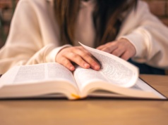 Niedziela Biblijna. 'Formacja sumienia dokonuje się w środowisku biblijnym’