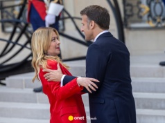 Nietypowe zachowanie Emmanuela Macrona przed kamerami. Georgia Meloni aż się odsunęła