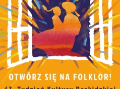 Tancerze w oknie beskidzkiej chaty. Jest plakat tegorocznego TKB!