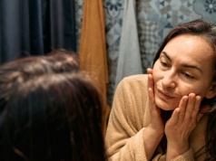 Kupuję za 2 zł. Trochę zjadam, a trochę nakładam na twarz. Działa jak taping