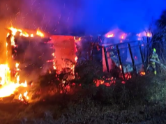 Pożar pustostanu w Piaskach Górnych. Na miejscu działały cztery zastępy straży pożarnej