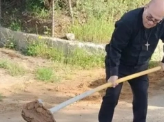 Proboszcz z Santa Rita na Sycylii sam naprawia podziurawioną drogę