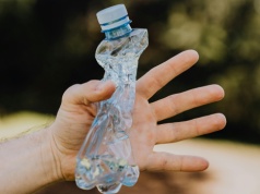 50 groszy kaucji za każdą butelkę. Szefowie straszą pracowników potrąceniami, choć nie muszą