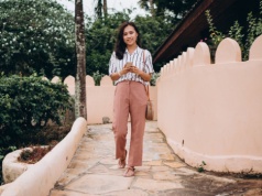 Te spodnie to hit wśród 50-latek. Maskują brzuch i wyglądają elegancko