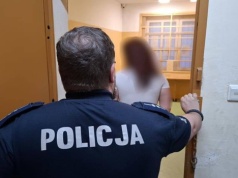 Złodziejka drogich perfum schwytana. Teraz będzie ładnie pachnieć w celi?