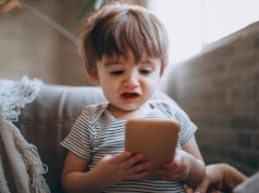 Zabierasz dziecku telefon jako karę? Psychologowie mówią wprost: robisz to na odwrót