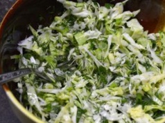 Zetrzyj i wymieszaj z młodą kapustą. Nie ma lepszej surówki do schabowego