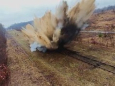 Wysadzili auto w powietrze. Policja wszystkiemu pilnie się przyglądała