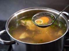 Ugotuj rosół niczym prawdziwy kucharz. Już nigdy nie będzie mętny