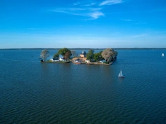 Najmniejsza zamieszkana wyspa blisko Polski. Leży na środku jeziora