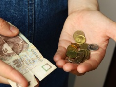 Polacy boją się zubożenia przez wojnę. Rosną obawy o ceny i gospodarkę