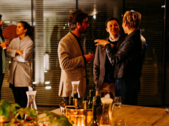 Dziwne nawyki Polaków w gościach. Nikt nie rozumie, wszyscy przestrzegają