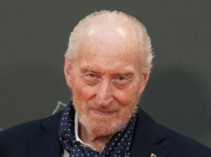 Charles Dance jako ojciec Harveya Denta w "Batmanie II" Matta Reevesa