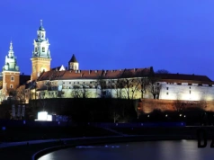 Tysiące ludzi dotykają tej ściany na Wawelu. Szukają "miejsca mocy"